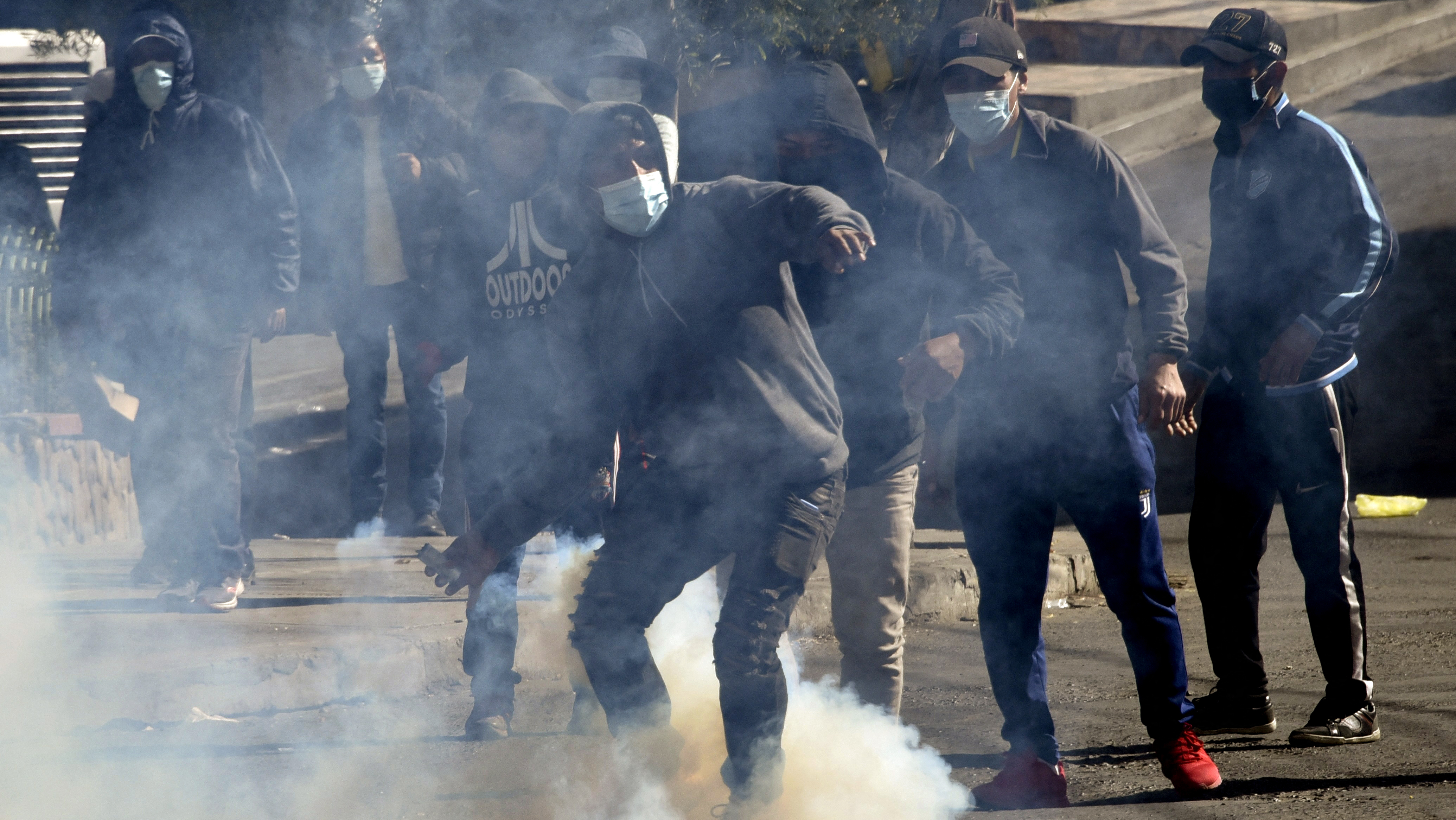 Bolivia farmers clash with police over 'illegal' coca markets